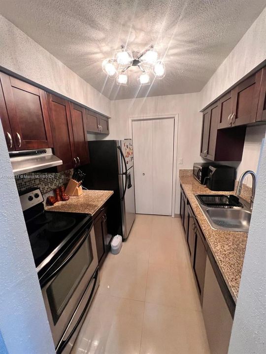 Active With Contract: $209,000 (1 beds, 1 baths, 780 Square Feet)