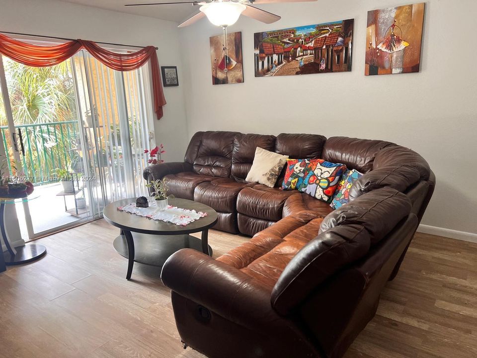 Active With Contract: $209,000 (1 beds, 1 baths, 780 Square Feet)