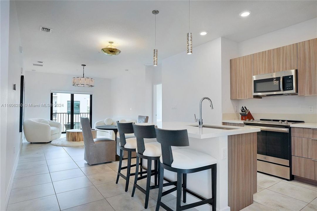 Active With Contract: $3,200 (2 beds, 2 baths, 1129 Square Feet)