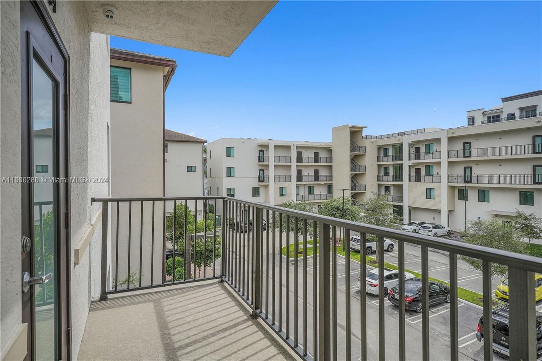 Active With Contract: $3,200 (2 beds, 2 baths, 1129 Square Feet)