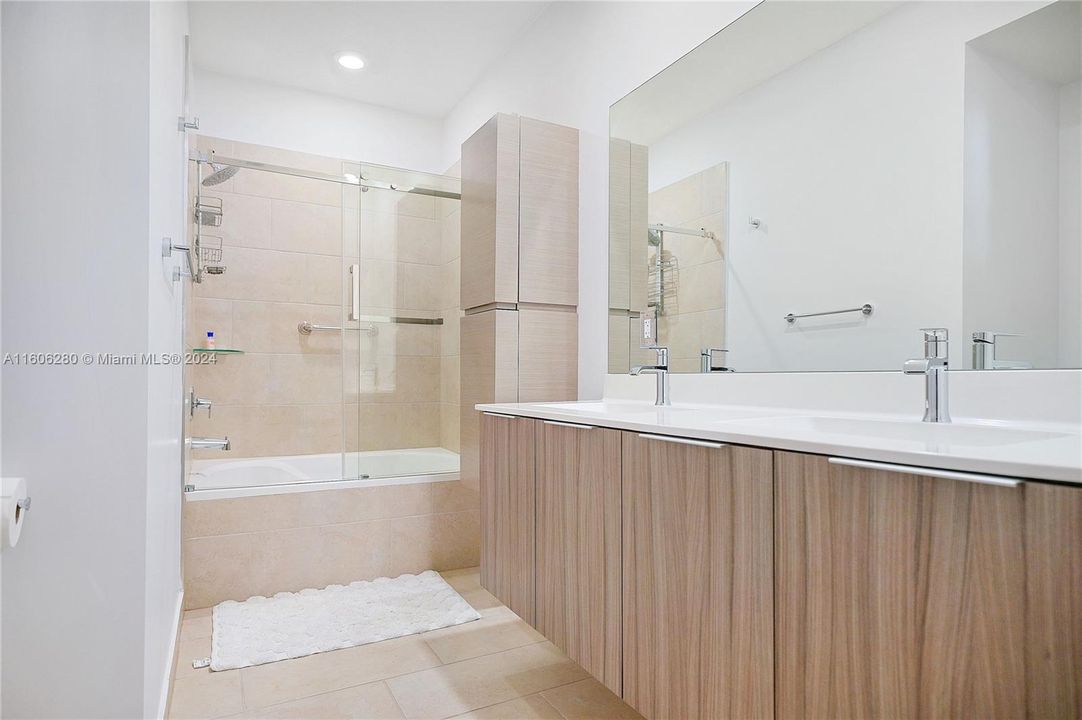 Active With Contract: $3,200 (2 beds, 2 baths, 1129 Square Feet)