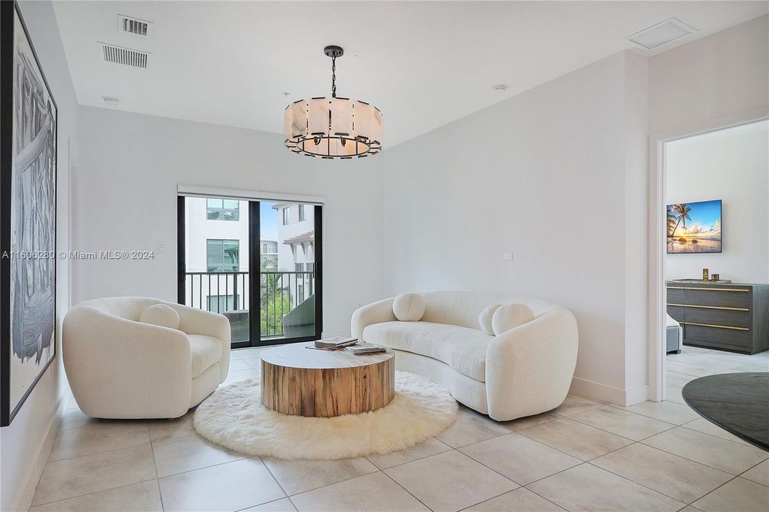 Active With Contract: $3,200 (2 beds, 2 baths, 1129 Square Feet)