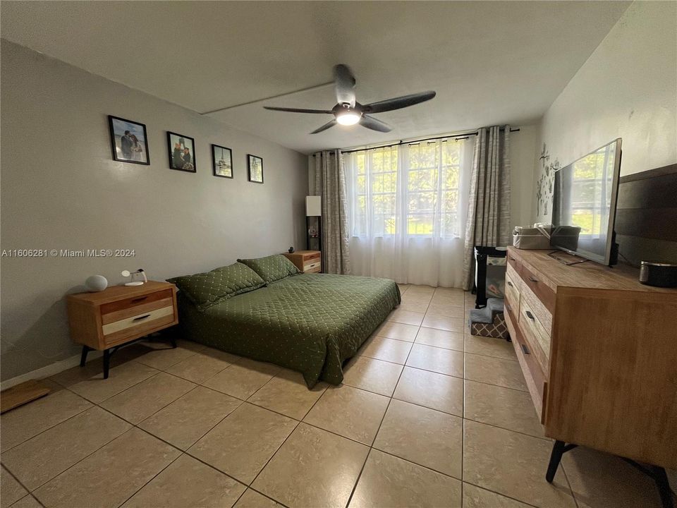 Recently Sold: $200,000 (1 beds, 1 baths, 900 Square Feet)