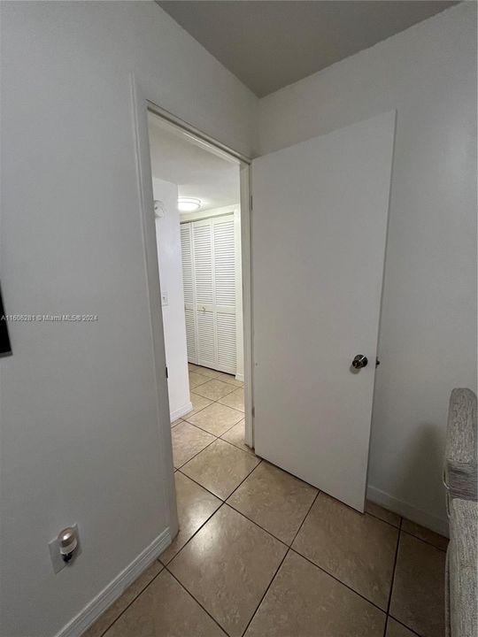 Active With Contract: $200,000 (1 beds, 1 baths, 900 Square Feet)