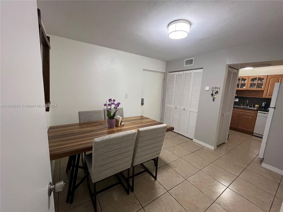 Recently Sold: $200,000 (1 beds, 1 baths, 900 Square Feet)