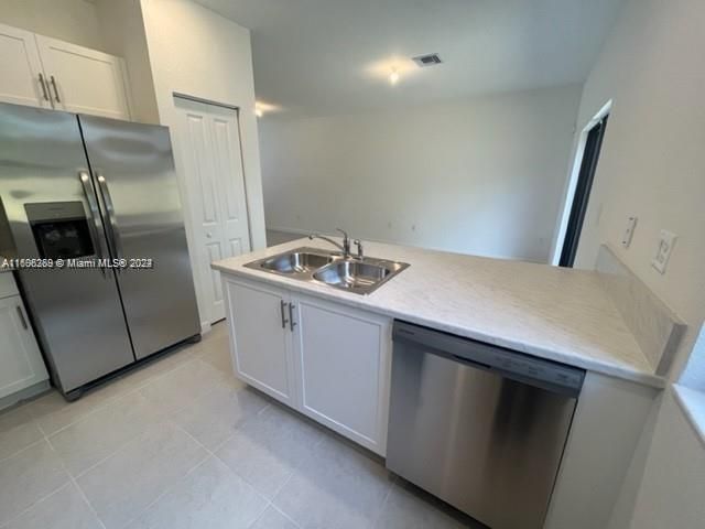 For Rent: $2,699 (3 beds, 2 baths, 1296 Square Feet)