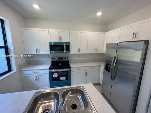 For Rent: $2,699 (3 beds, 2 baths, 1296 Square Feet)