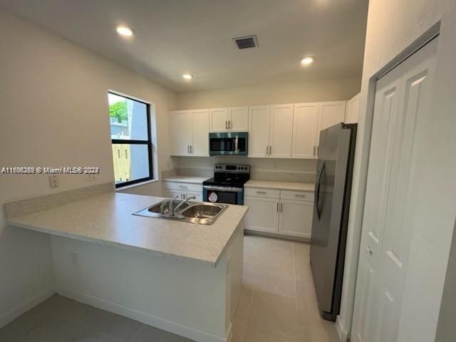 For Rent: $2,699 (3 beds, 2 baths, 1296 Square Feet)