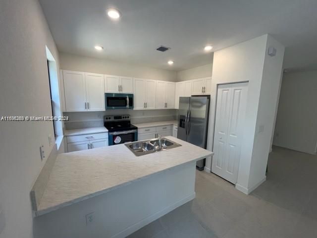 For Rent: $2,699 (3 beds, 2 baths, 1296 Square Feet)