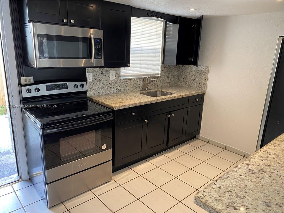 For Sale: $234,900 (2 beds, 1 baths, 1075 Square Feet)