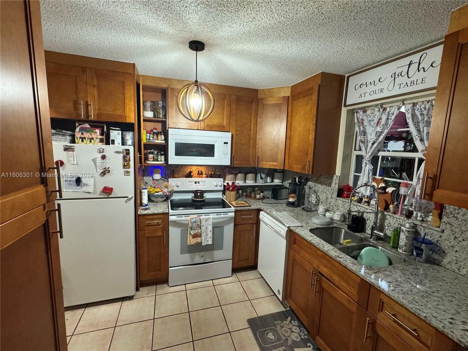 For Sale: $390,000 (2 beds, 2 baths, 1100 Square Feet)