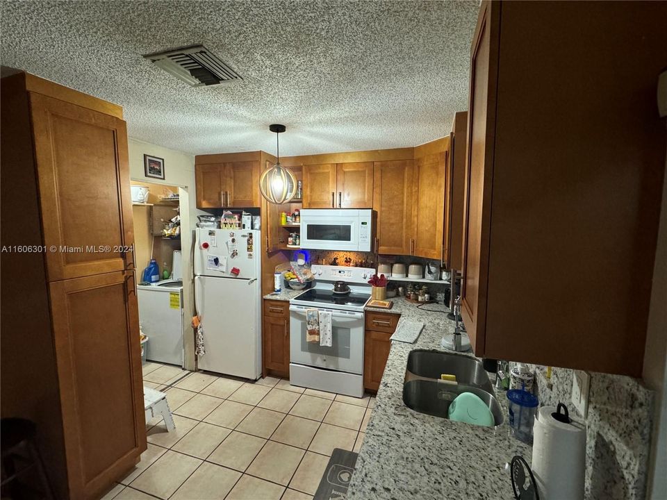 For Sale: $390,000 (2 beds, 2 baths, 1100 Square Feet)