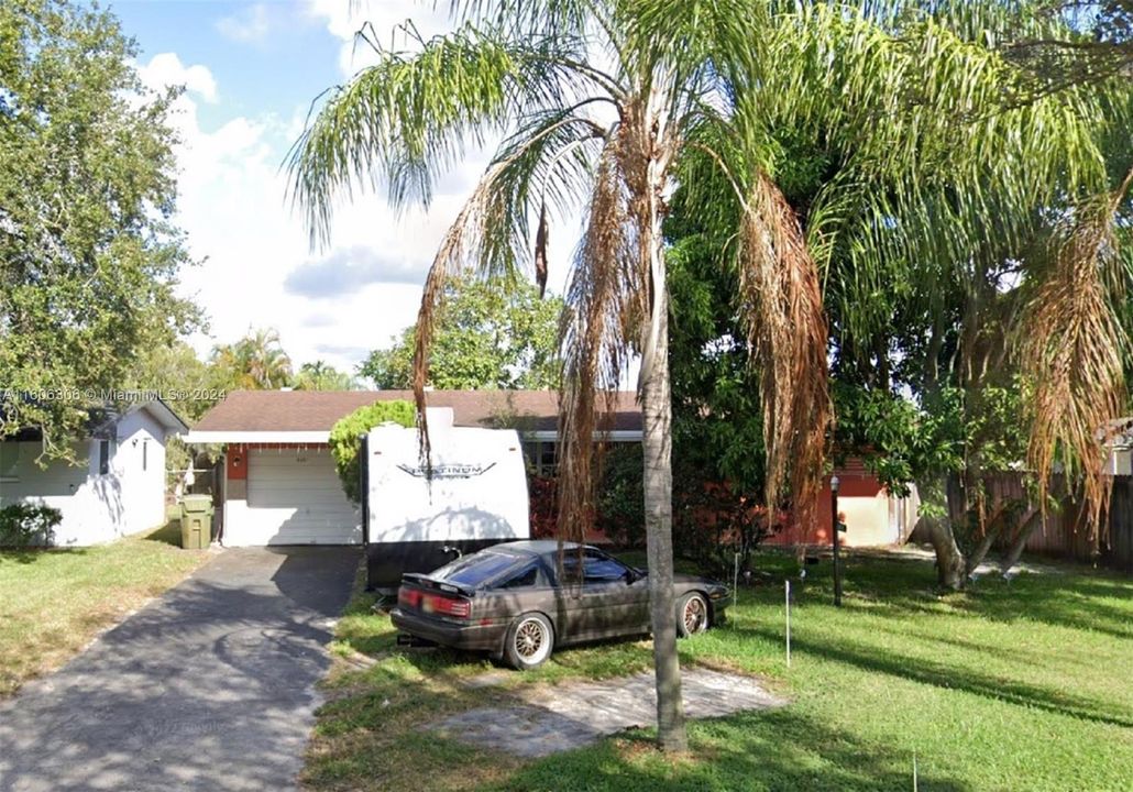 Single Family Home For Lease in Pembroke Pines