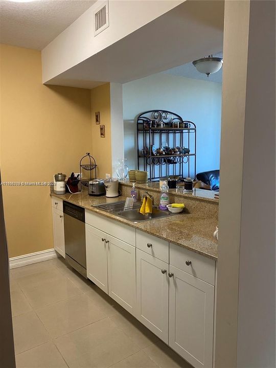 Recently Rented: $2,199 (1 beds, 1 baths, 703 Square Feet)