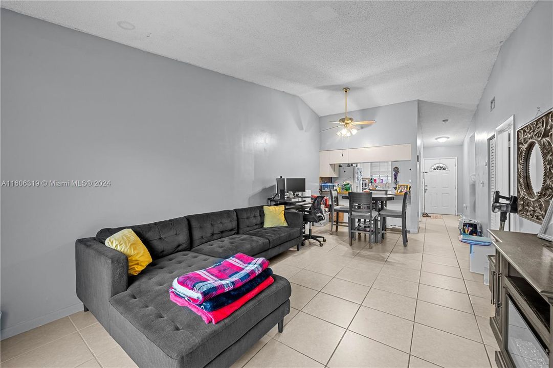 Active With Contract: $305,000 (2 beds, 2 baths, 952 Square Feet)