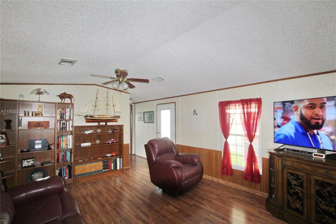 For Sale: $159,000 (2 beds, 2 baths, 840 Square Feet)