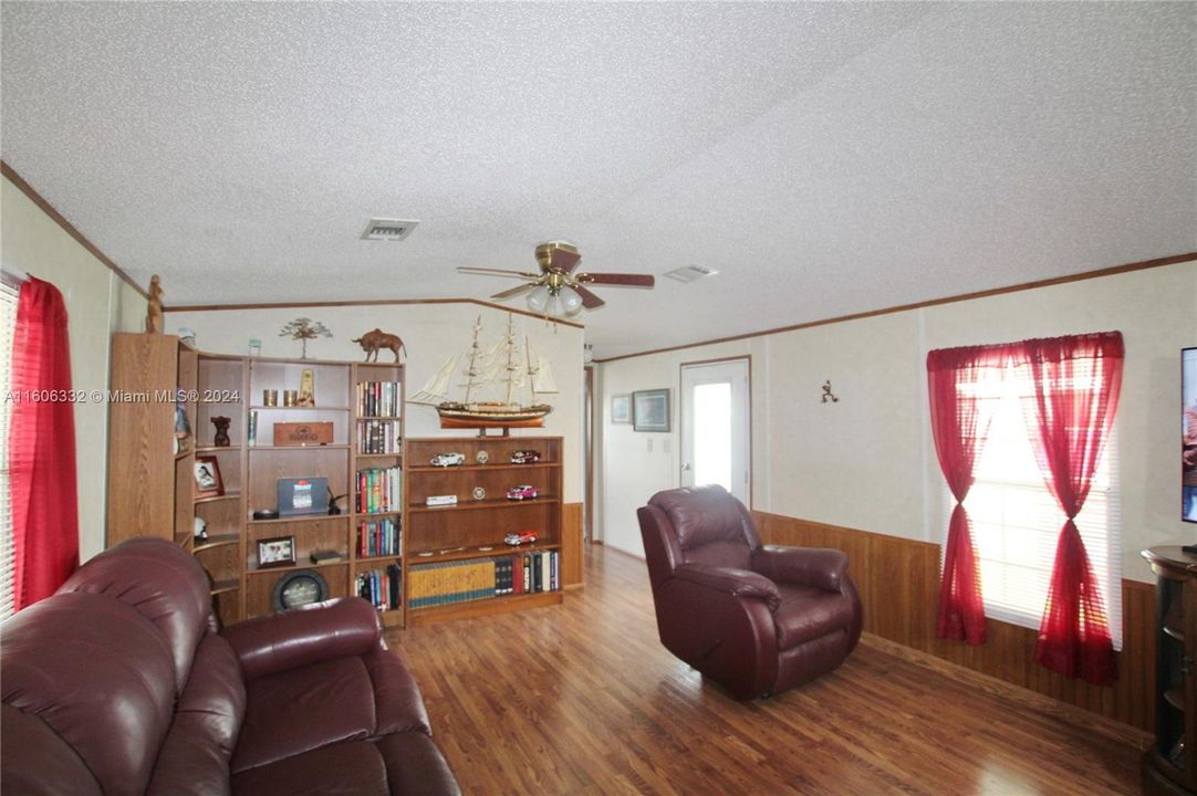 For Sale: $159,000 (2 beds, 2 baths, 840 Square Feet)