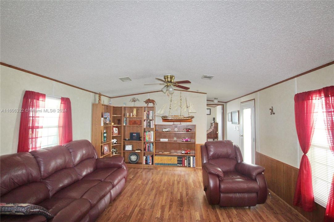 For Sale: $159,000 (2 beds, 2 baths, 840 Square Feet)