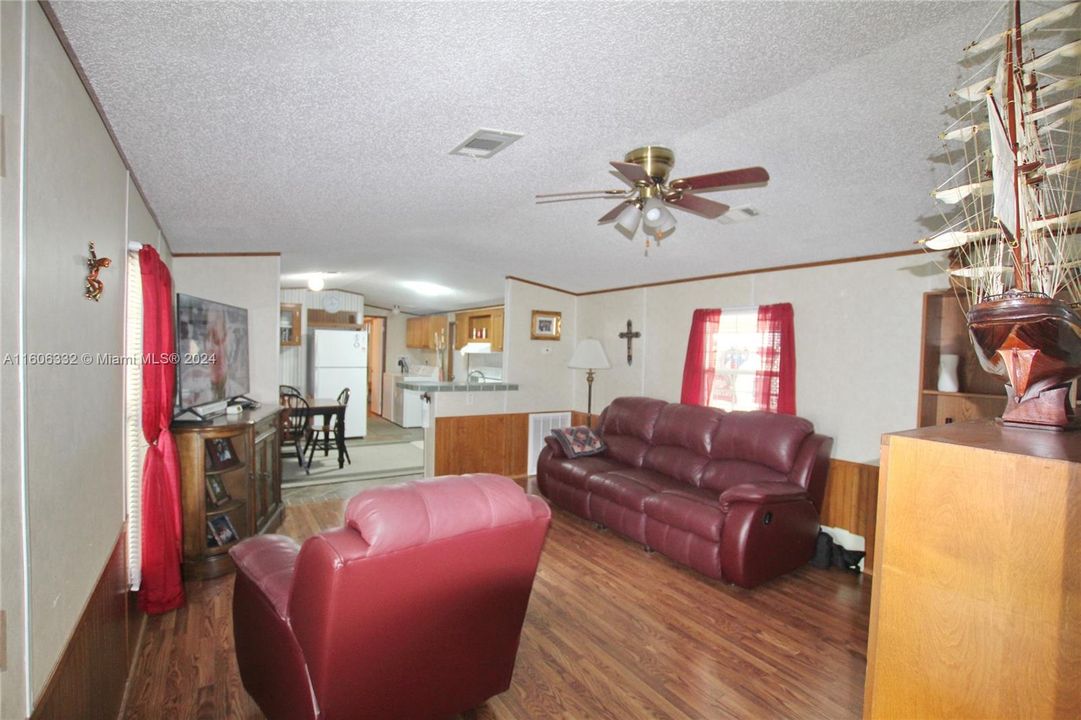 For Sale: $159,000 (2 beds, 2 baths, 840 Square Feet)