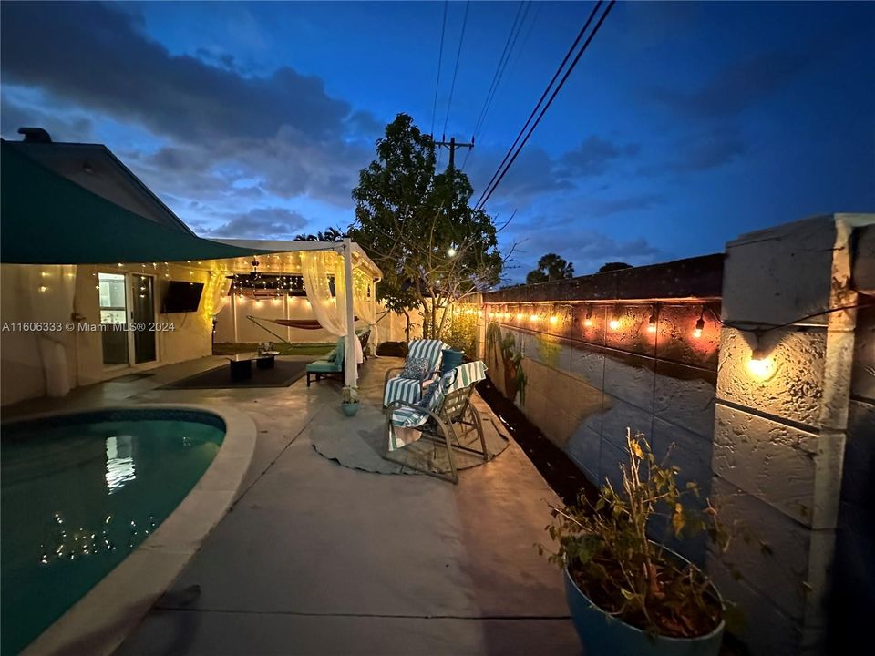 For Sale: $499,000 (4 beds, 2 baths, 1370 Square Feet)