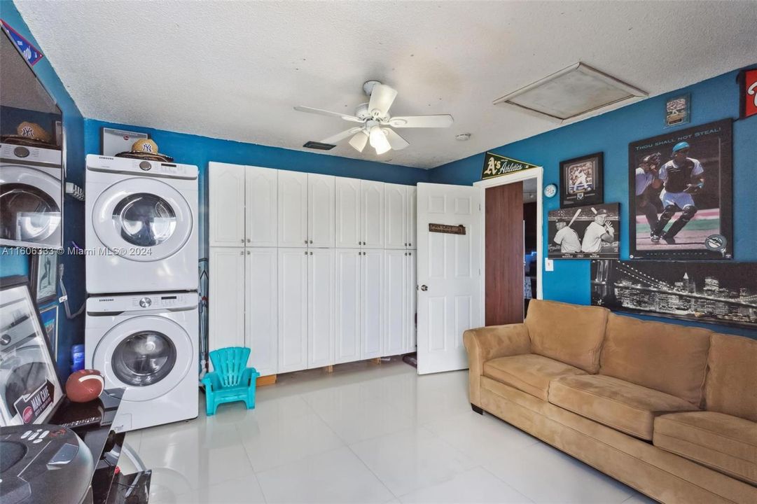 For Sale: $499,000 (4 beds, 2 baths, 1370 Square Feet)