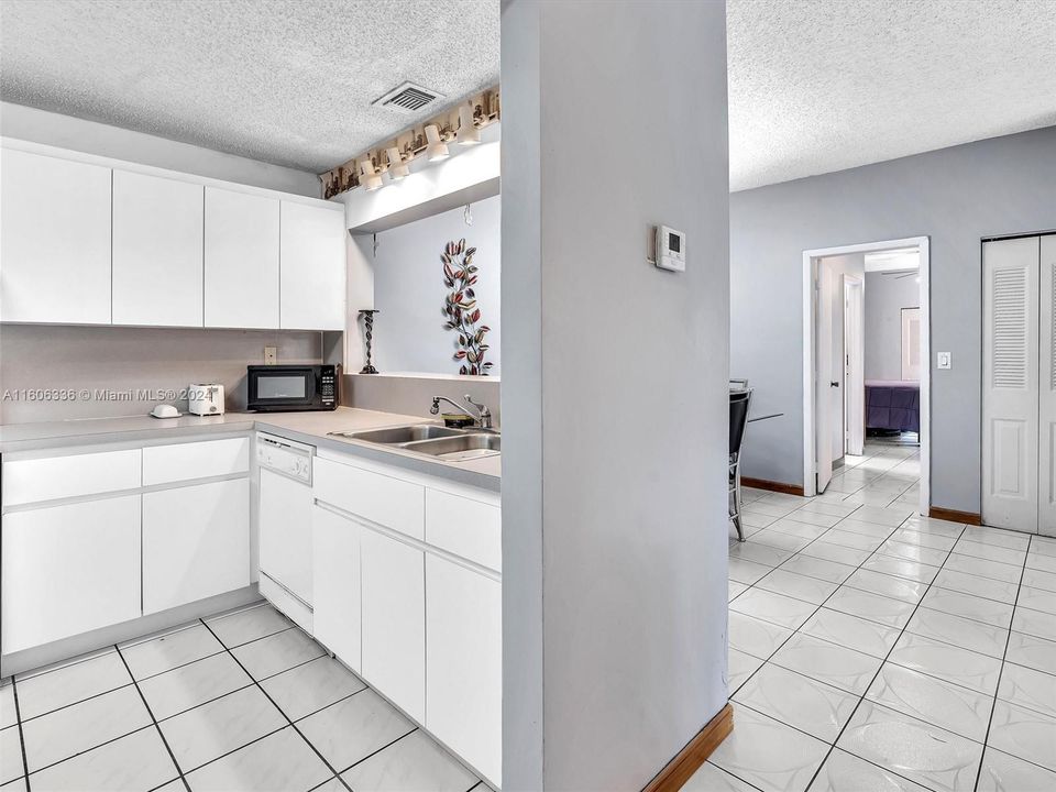 For Sale: $320,000 (2 beds, 2 baths, 1080 Square Feet)