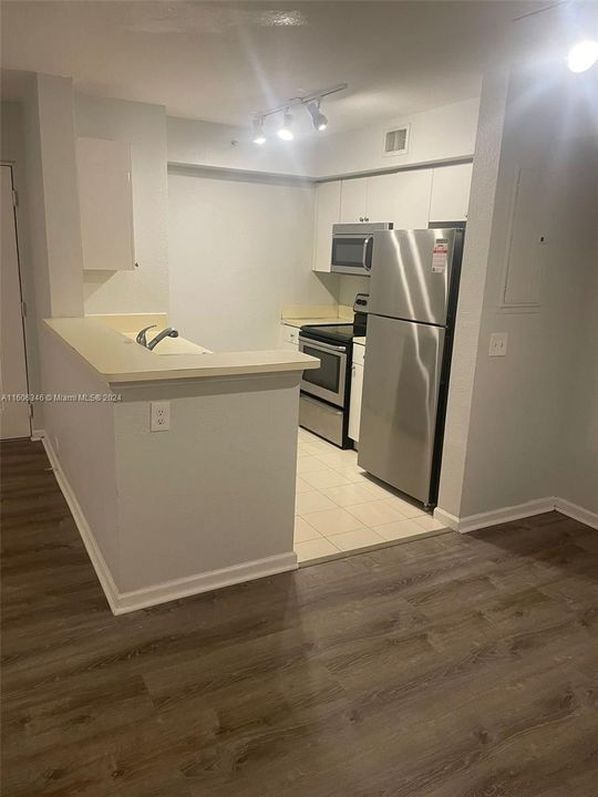 For Rent: $2,100 (2 beds, 2 baths, 900 Square Feet)