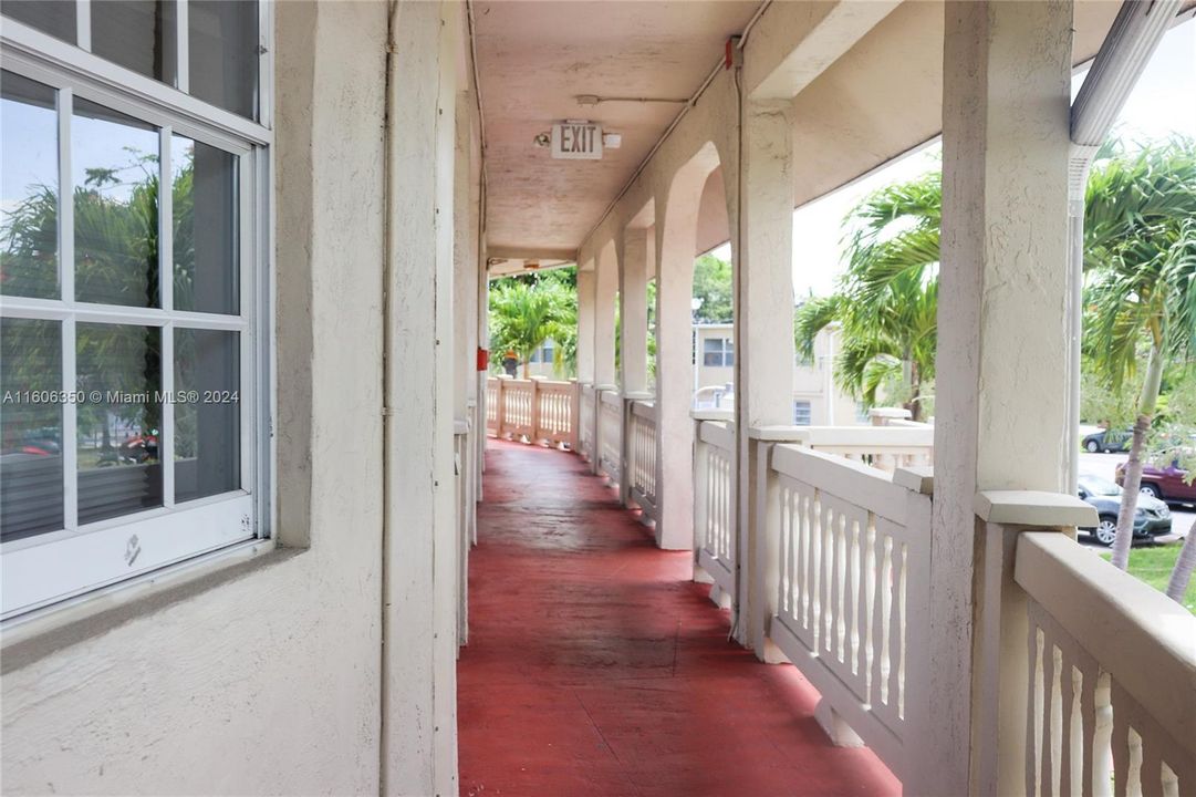 For Sale: $180,000 (2 beds, 2 baths, 903 Square Feet)