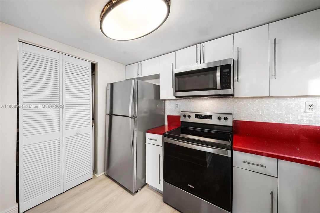 For Sale: $875,000 (2 beds, 2 baths, 1078 Square Feet)