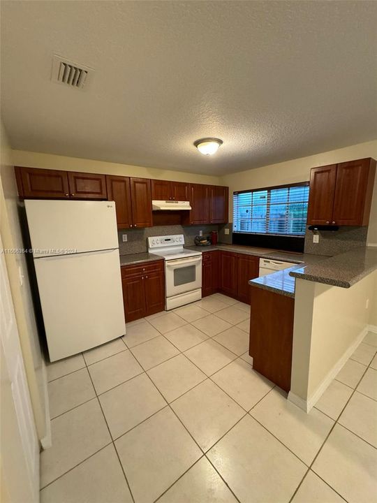 For Rent: $2,400 (3 beds, 2 baths, 1676 Square Feet)