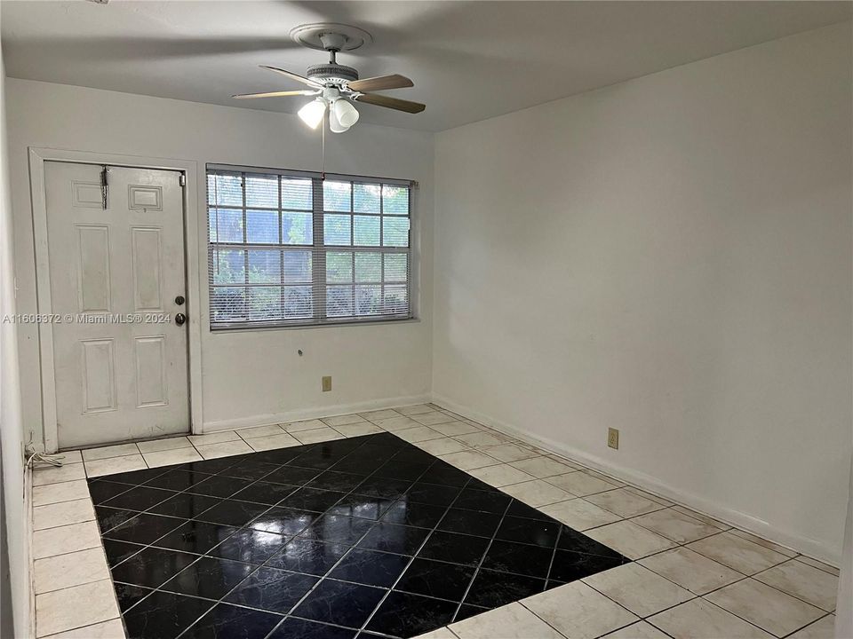 For Rent: $1,500 (1 beds, 1 baths, 810 Square Feet)