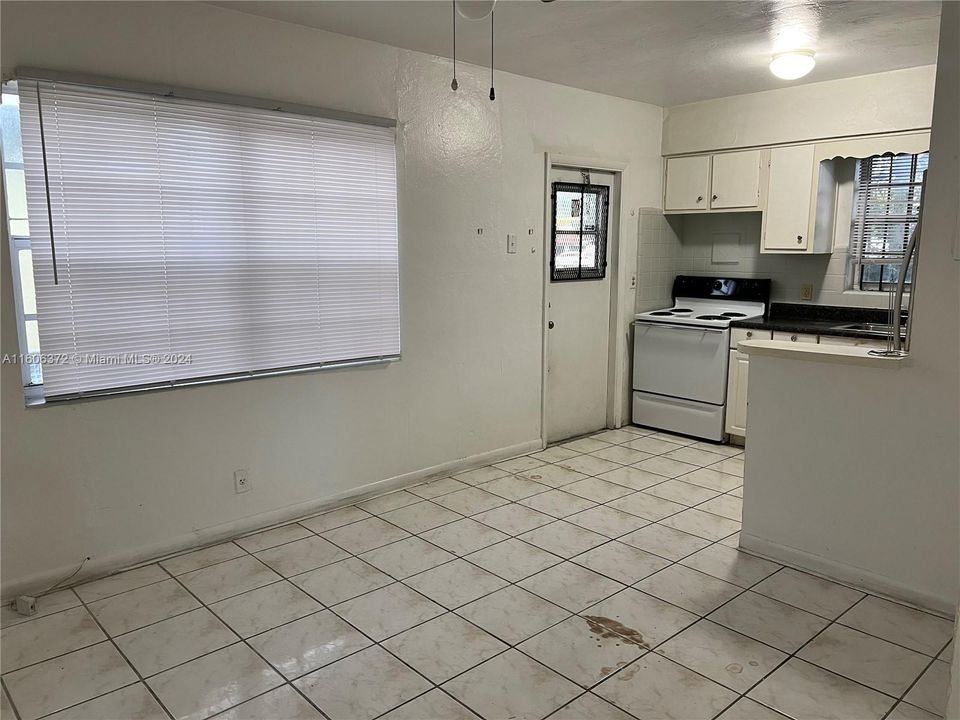 For Rent: $1,500 (1 beds, 1 baths, 810 Square Feet)