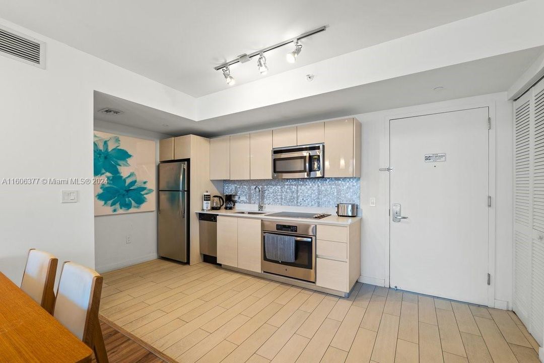 For Sale: $535,000 (2 beds, 2 baths, 1020 Square Feet)