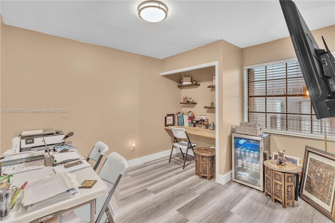 Active With Contract: $435,000 (3 beds, 2 baths, 1289 Square Feet)