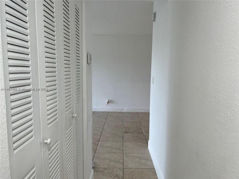 For Rent: $1,950 (1 beds, 1 baths, 810 Square Feet)