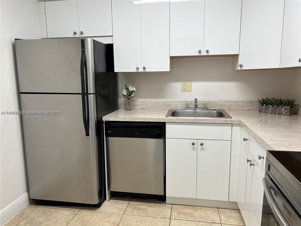 For Rent: $1,950 (1 beds, 1 baths, 810 Square Feet)