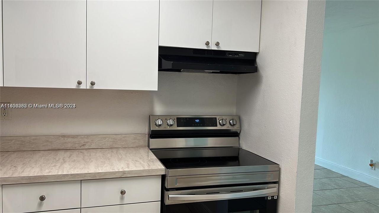 For Rent: $1,950 (1 beds, 1 baths, 810 Square Feet)