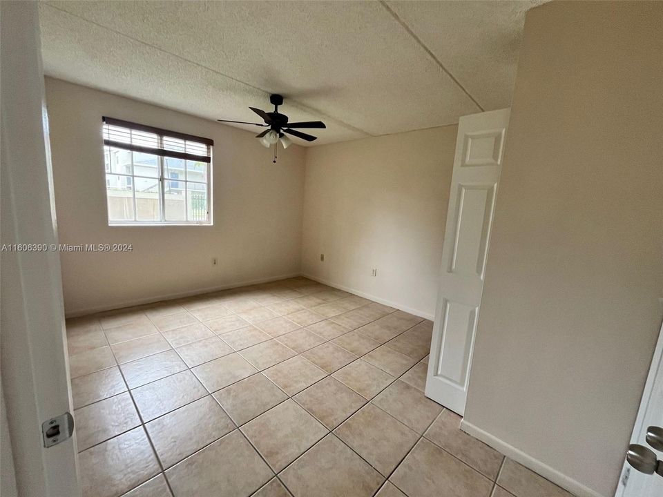 For Rent: $1,900 (1 beds, 1 baths, 749 Square Feet)