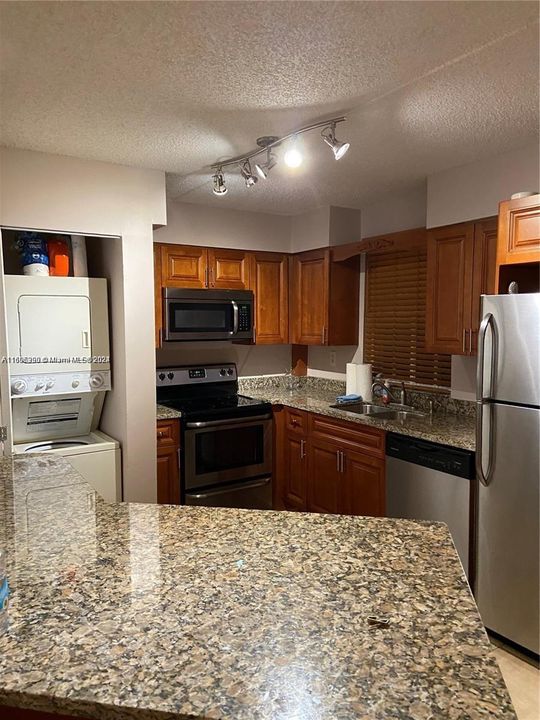 For Rent: $1,900 (1 beds, 1 baths, 749 Square Feet)