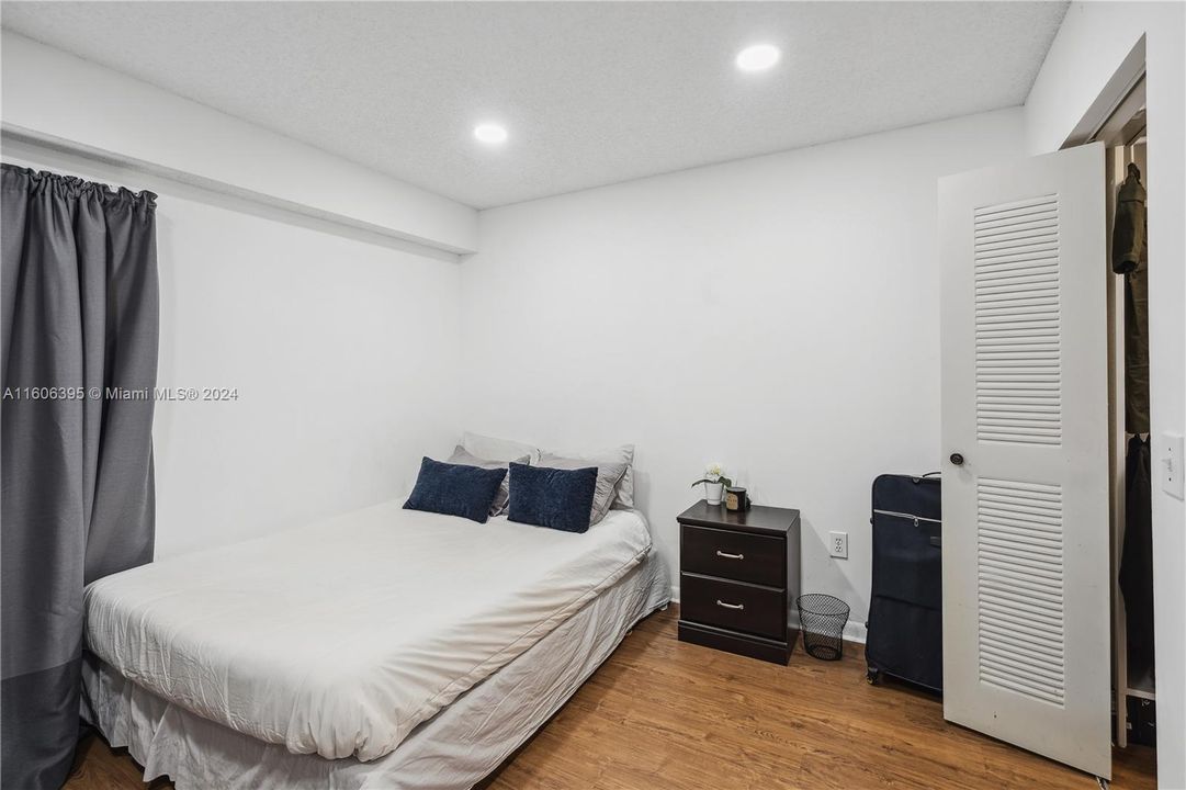 For Sale: $299,000 (2 beds, 2 baths, 1137 Square Feet)
