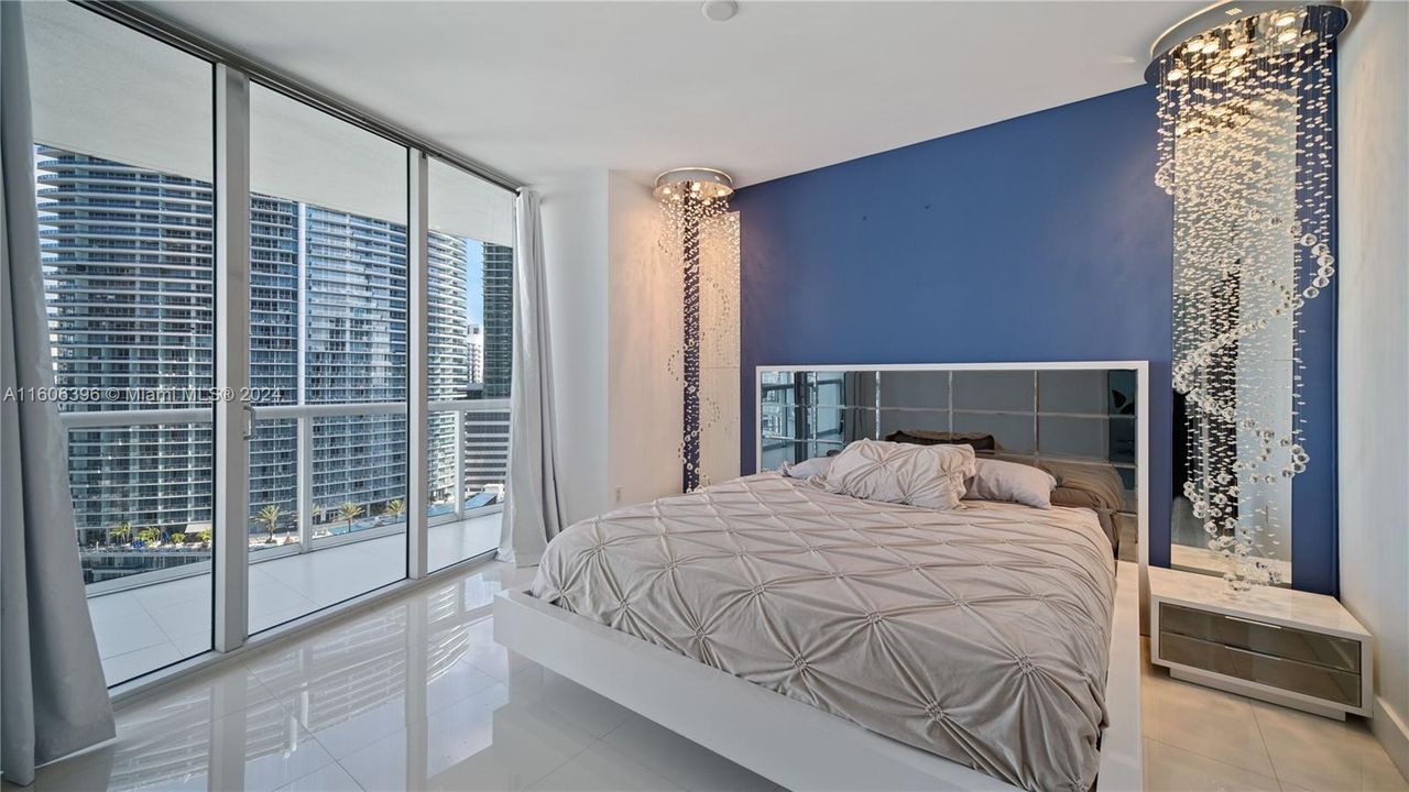 For Sale: $575,000 (1 beds, 1 baths, 597 Square Feet)