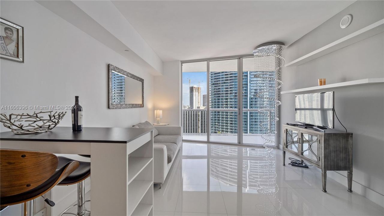 For Sale: $575,000 (1 beds, 1 baths, 597 Square Feet)