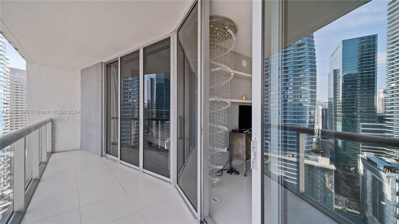 For Sale: $575,000 (1 beds, 1 baths, 597 Square Feet)