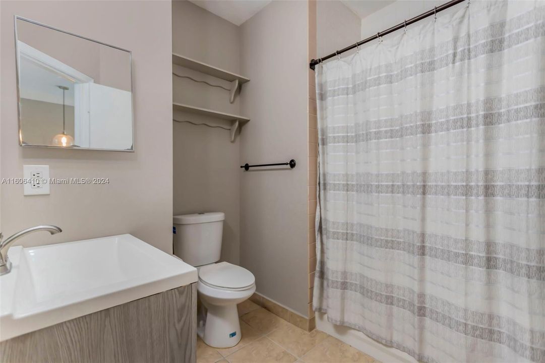 For Rent: $2,100 (2 beds, 2 baths, 886 Square Feet)