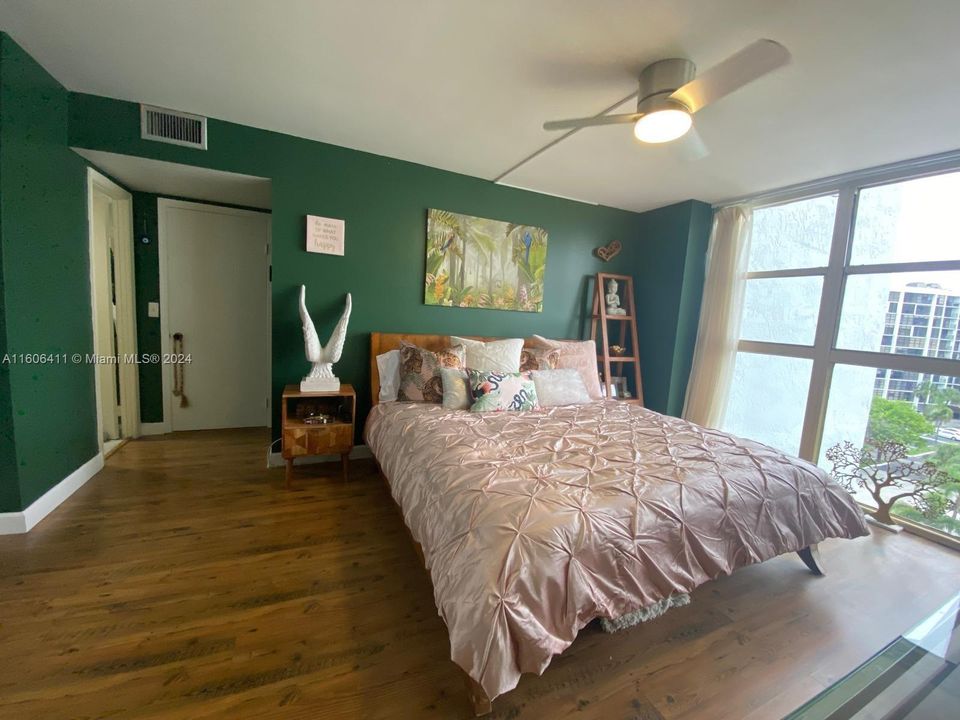 For Sale: $395,000 (2 beds, 2 baths, 1130 Square Feet)