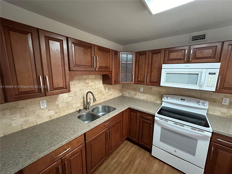 For Rent: $3,200 (2 beds, 2 baths, 1048 Square Feet)