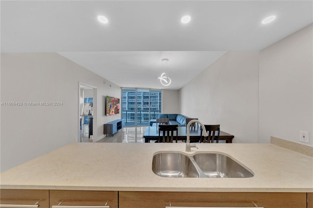 For Sale: $670,000 (1 beds, 1 baths, 816 Square Feet)
