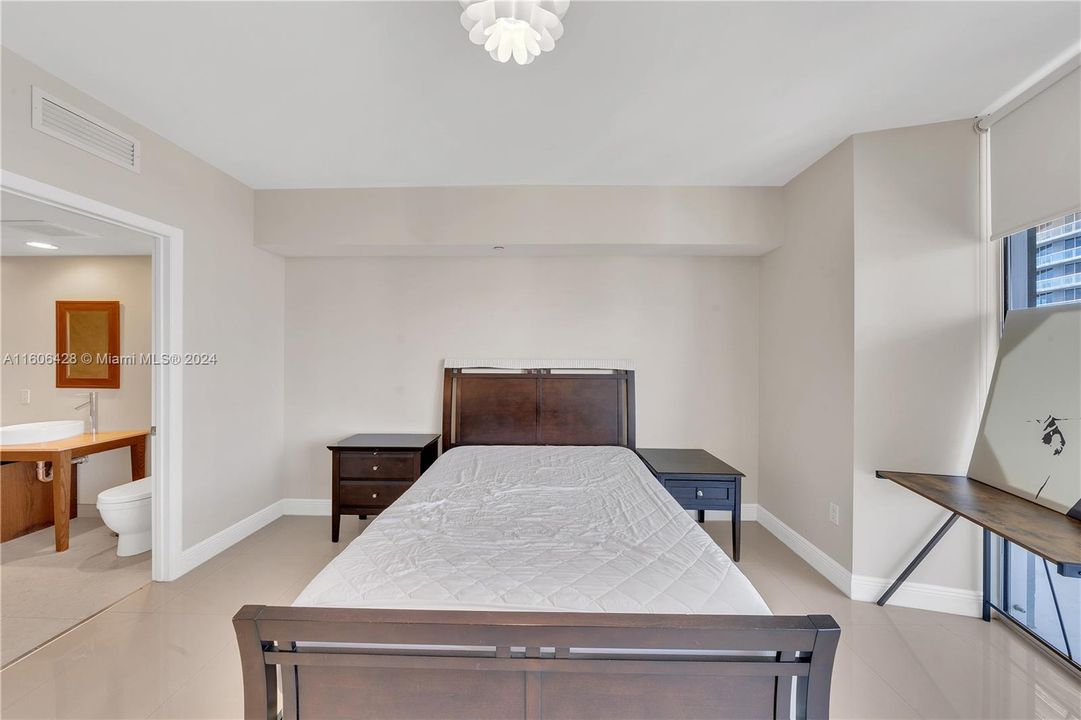 For Sale: $670,000 (1 beds, 1 baths, 816 Square Feet)