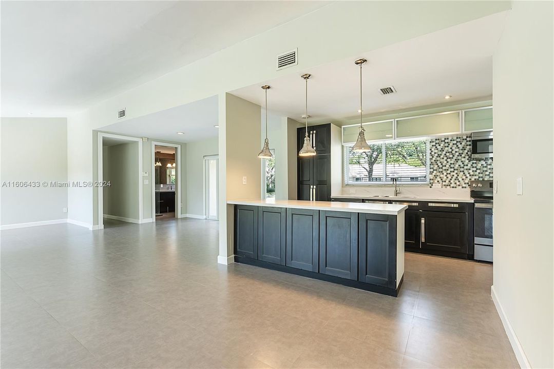 Active With Contract: $7,400 (3 beds, 3 baths, 2299 Square Feet)