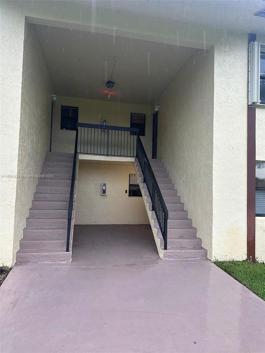 For Rent: $2,500 (3 beds, 2 baths, 858 Square Feet)